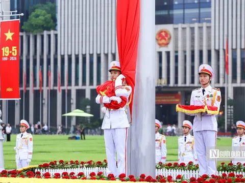 Trang nghiêm nghi lễ thượng cờ kỷ niệm 136 năm ngày sinh Chủ tịch Hồ Chí Minh