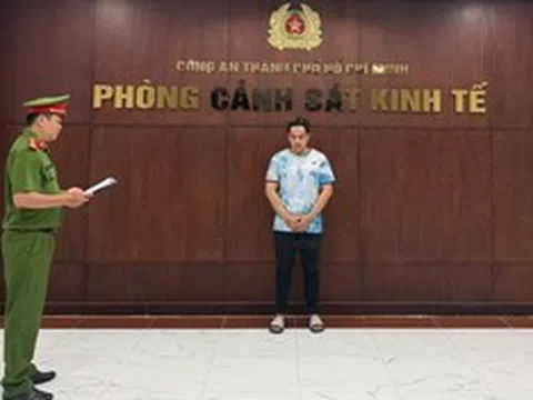 Khởi tố chủ cửa hàng bán hơn 1.400 đôi giày, dép giả thương hiệu nổi tiếng