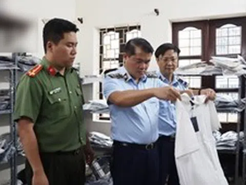 Phát hiện điểm chứa trữ quần áo, giày dép nghi giả mạo nhiều thương hiệu nổi tiếng