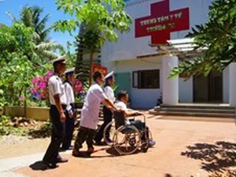 Trung tâm y tế Trường Sa tiếp nhận, điều trị ngư dân bị viêm loét dạ dày hành tá tràng