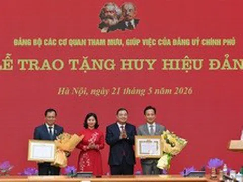 Phó Thủ tướng Thường trực Phạm Gia Túc trao Huy hiệu Đảng cho đảng viên Đảng bộ Chính phủ