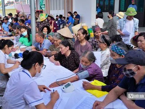 Hà Nội: Hàng trăm người cao tuổi phấn khởi đi khám sức khoẻ miễn phí
