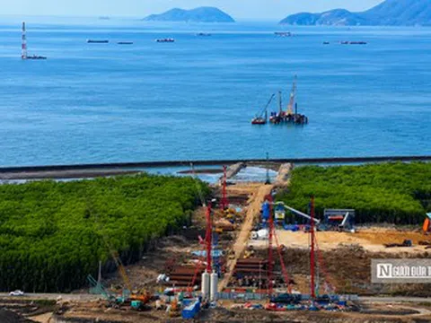 Cận cảnh cầu vượt biển dài nhất Việt Nam đang thành hình giữa sóng gió Cà Mau
