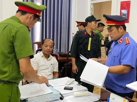 Giám đốc Ban Quản lý rừng phòng hộ Bắc Sông Hương và 7 đồng phạm bị khởi tố