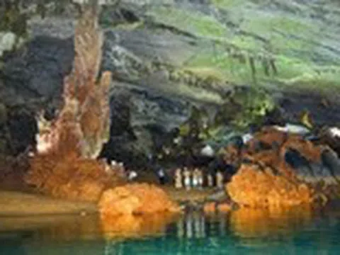 Du khách tấp nập ngược sông Son vào động Phong Nha giữa cao điểm nắng nóng