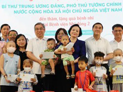 Phó Thủ tướng Phạm Thị Thanh Trà thăm bệnh nhi ung thư tại Bệnh viện Nhi đồng 2