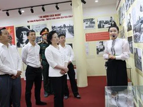Phó Thủ tướng Phạm Thị Thanh Trà dâng hương tưởng niệm tại nơi đặt Sở Chỉ huy Chiến dịch Điện Biên Phủ