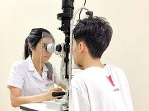 Bị quả bóng đập vào mắt, thiếu niên 15 tuổi nhập viện cấp cứu