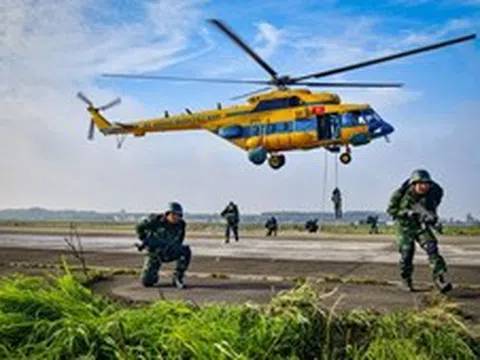 Chiến sĩ đặc công, trinh sát đặc nhiệm huấn luyện nhảy dù tại sân bay Biên Hòa