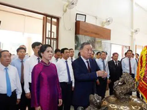 Tổng Bí thư, Chủ tịch nước và Phu nhân thăm Khu di tích Chủ tịch Hồ Chí Minh ở Udon Thani