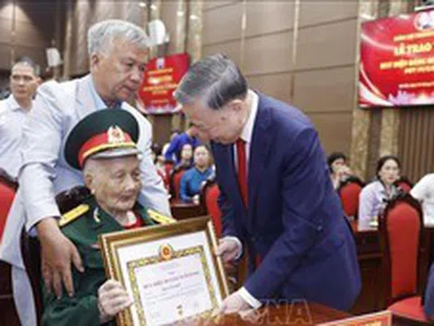 Kết luận của Bộ Chính trị về trao tặng Huy hiệu 80 năm tuổi Đảng trở lên