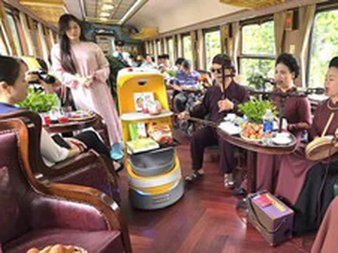 Đường sắt thử nghiệm robot công nghệ Al phục vụ đón khách trên tàu