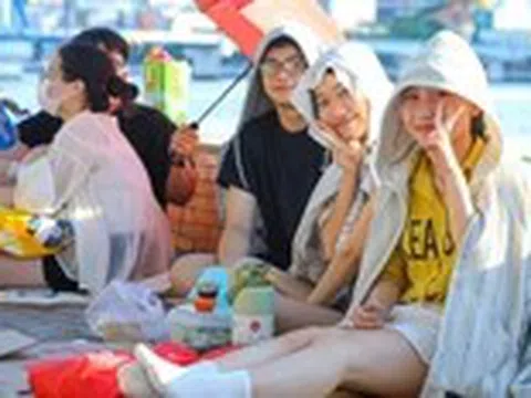 Hàng ngàn người đội nắng bên bờ sông Hàn chờ khai mạc pháo hoa quốc tế