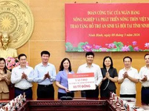 Agribank đồng hành trao 5 tỷ đồng cho y tế và an sinh xã hội