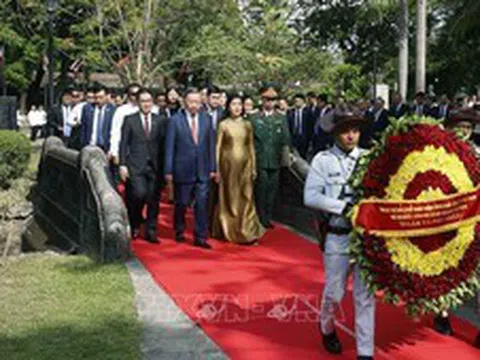 Tổng Bí thư, Chủ tịch nước Tô Lâm dâng hoa tại Tượng đài Chủ tịch Hồ Chí Minh ở Philippines