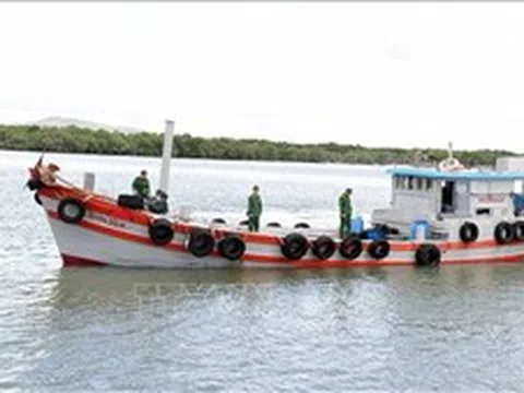 Tạm giữ tàu chở 10.000 lít dầu DO không rõ nguồn gốc