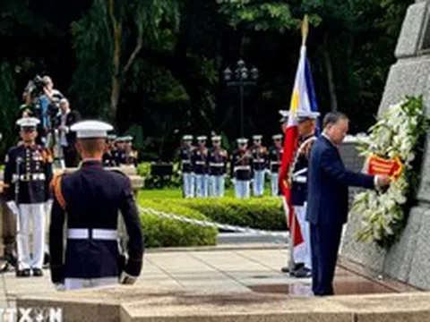 Tổng Bí thư, Chủ tịch nước Tô Lâm dâng hoa tại Đài tưởng niệm anh hùng dân tộc Jose Rizal của Philippines