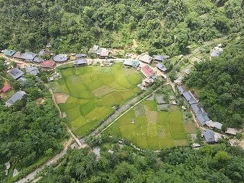 Khám phá hang động 250 triệu năm tuổi, hút khách Tây trekking ở Pù Luông