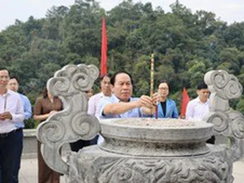 Phó Thủ tướng Lê Tiến Châu dâng hương tưởng nhớ Chủ tịch Hồ Chí Minh
