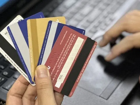 Ba mẹ con ở Tp.HCM mua bán hàng nghìn tài khoản ngân hàng