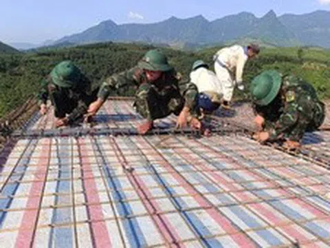 Bộ đội góp sức xây dựng trường nội trú liên cấp vùng biên giới Quảng Trị