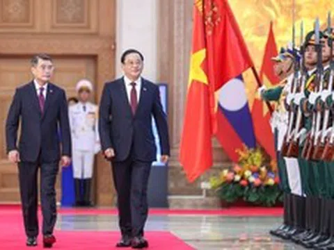 Thủ tướng Lê Minh Hưng chủ trì lễ đón chính thức Thủ tướng CHDCND Lào