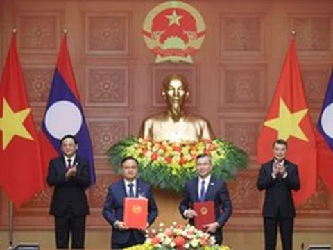 Việt Nam và Lào trao nhiều văn kiện hợp tác quan trọng