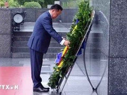 Thủ tướng Thái Lan vào Lăng viếng Chủ tịch Hồ Chí Minh