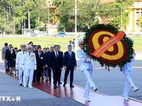 Thủ tướng Lào tưởng niệm các anh hùng liệt sĩ và vào Lăng viếng Chủ tịch Hồ Chí Minh