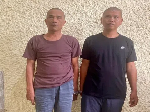 Đặt phong bì tiền vào xe ô tô của công an, 2 người đàn ông bị bắt