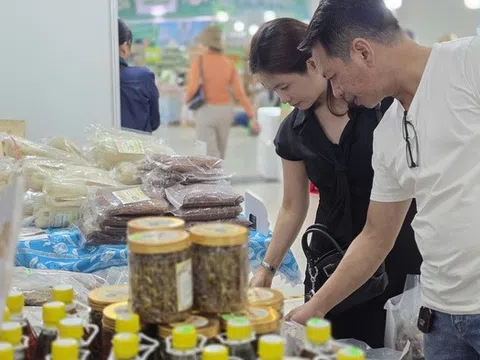 Hàng giá rẻ bủa vây trên "chợ điện tử", hàng Việt giữ khách bằng gì?