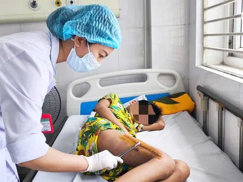 Tưởng đau cơ do vận động, bé trai rơi vào sốc nhiễm khuẩn do tụ cầu vàng