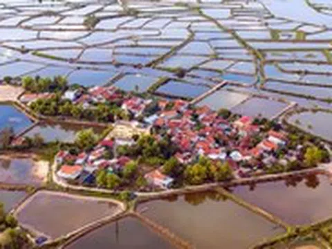 Ngôi làng độc đáo như 'ốc đảo' ngủ quên