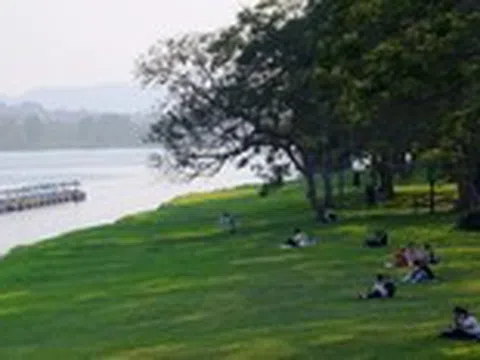 Huế xanh thắm đôi bờ sông Hương