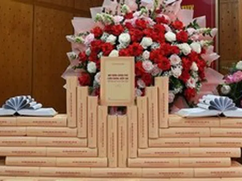 Ra mắt cuốn sách "Xây dựng Chính phủ liêm chính, kiến tạo trong kỷ nguyên mới" của nguyên Phó Thủ tướng Thường trực Nguyễn Hòa Bình
