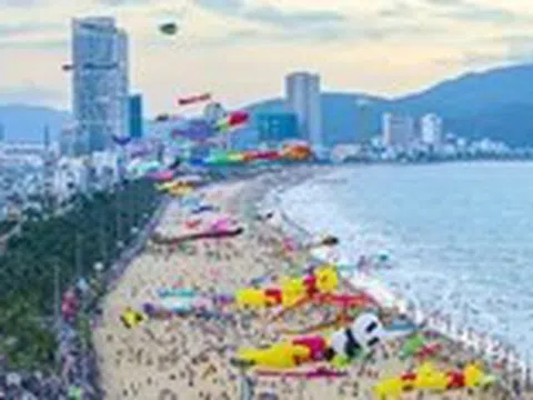Diều khổng lồ bay rợp trời biển Quy Nhơn
