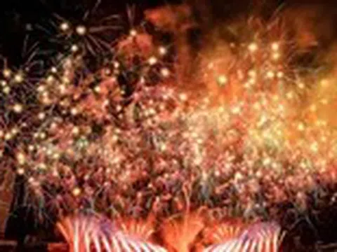 Bức tranh lửa và Tây Du Ký được vẽ bằng pháo hoa trên bầu trời Đà Nẵng