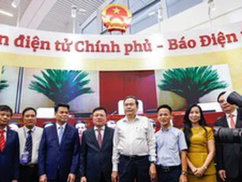 Chủ tịch Quốc hội Trần Thanh Mẫn thăm gian trưng bày tại Hội báo toàn quốc