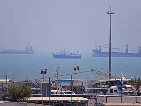 Iran tuyên bố đóng eo biển Hormuz, Tổng thống Trump đưa ra tối hậu thư