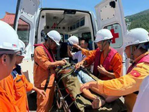 Xuyên đêm cứu nạn thành công ngư dân bị bệnh trên biển Đông