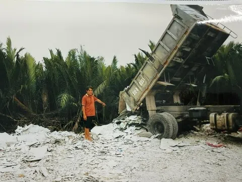 Khởi tố đối tượng đổ gần 600 tấn chất thải xi măng sợi ra môi trường