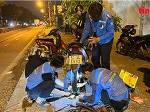 Theo chân đội SOS Bà Điểm vá xe miễn phí xuyên đêm