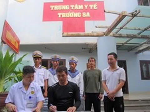 Bệnh nhân bị viêm loét dạ dày được Bệnh xá đảo Trường Sa cho xuất viện