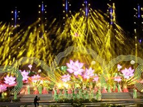 Từ Bến Ninh Kiều đến Đất Sen hồng: Những ngày hội níu chân du khách
