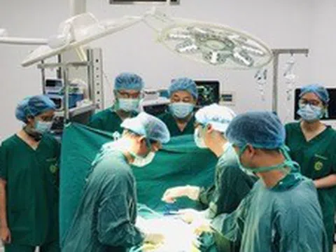 Ca mổ cấp cứu đầu tiên xuyên đêm tại Bệnh viện Bạch Mai cơ sở Ninh Bình cứu người bệnh có nguy cơ liệt 2 chân