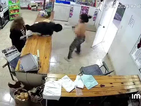 Vào cửa hàng trộm tiền, người phụ nữ bị "lột sạch" áo