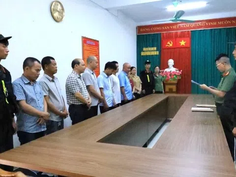 2 Phó chủ tịch xã cùng 10 người bị bắt vì tham ô tiền công đức