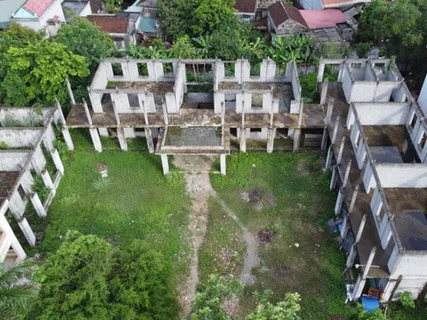 Nhà lớp học 2 tầng xây dở bỏ hoang, nhiều học sinh thiếu nhà vệ sinh