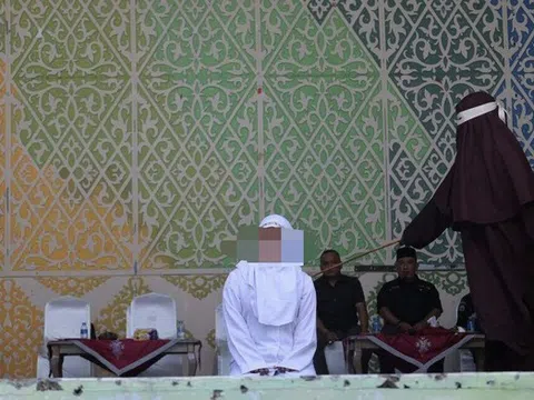 Cặp đôi ở Indonesia bị phạt roi vì video hôn nhau trên mạng xã hội