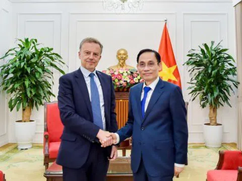 Bộ trưởng Ngoại giao Lê Hoài Trung tiếp Tổng Thư ký Bộ châu Âu và Ngoại giao Pháp